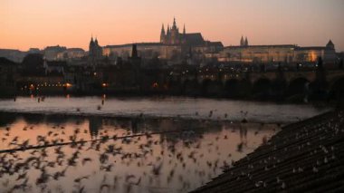 Prag Kalesi ve Charles Köprüsü üzerinden günbatımı