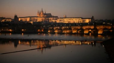 Prag Kalesi ve Charles Köprüsü üzerinden günbatımı