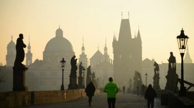 charles Köprüsü'nde Prag'da turistler