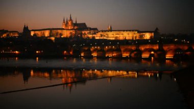 Prag Kalesi ve Charles Köprüsü üzerinden günbatımı