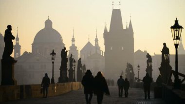 charles Köprüsü'nde Prag'da turistler