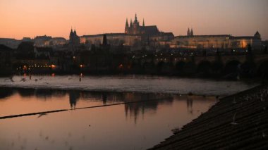 Prag Kalesi ve Charles Köprüsü üzerinden günbatımı