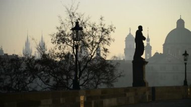 charles Köprüsü'nde Prag'da turistler