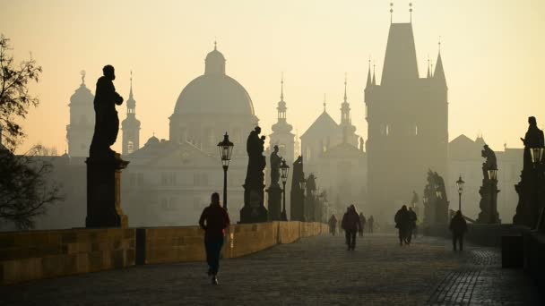 turisté na Karlově mostě v Praze