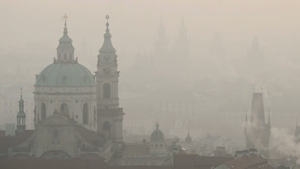 Die Kirche des Heiligen Nikolaus, Sonnenaufgang über Prag — Stockvideo
