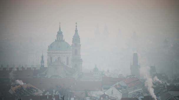 La Iglesia de San Nicolás, amanecer sobre Praga — Vídeo de stock