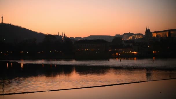 Por do sol sobre o castelo de Praga e ponte Charles — Vídeo de Stock