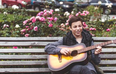 Akustik gitar açık oynamak genç adam