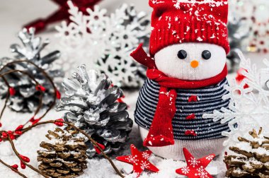 Tatil kartı beyaz arka plan üzerinde parlak renklerde 