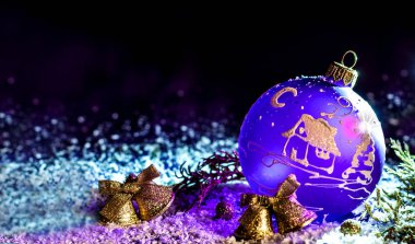 Noel dekoratif parlak mor oyuncak bir desen ile