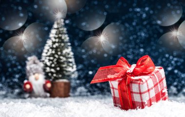 Karda kırmızı yay ile Noel hediyeleri
