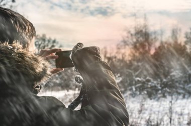 genç adam dağlarda günbatımı güneş fotoğrafları