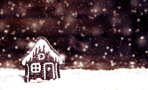 Barna karácsonyi dekorációs kézzel készített játékok a hóban — Stock Fotó