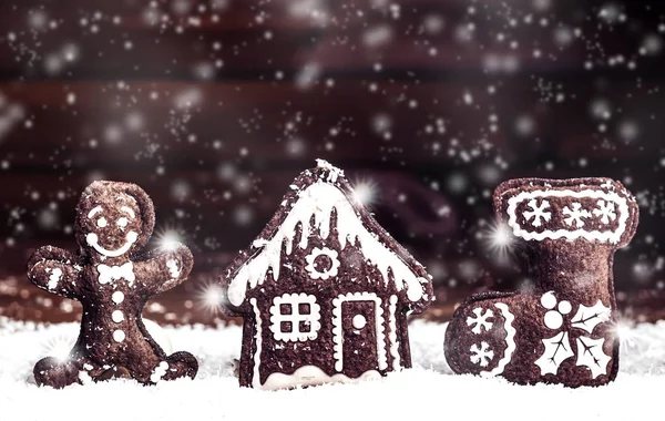 Natal marrom decorativos brinquedos artesanais na neve — Fotografia de Stock