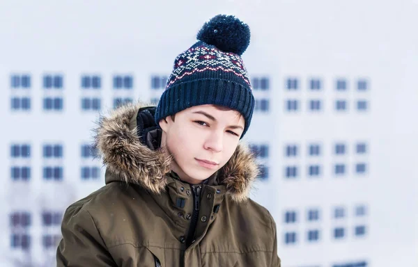 Young man on a city street on a frosty day — Stock Photo, Image