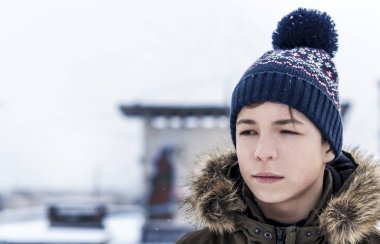 genç adam bir şehirde bir kar yağışı sırasında sokak