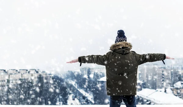 Teenager is looking off into the distance while standing on the — Stock Photo, Image