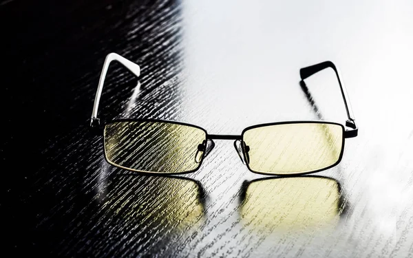 Moderna glasögon till ögonskydd med gula linser — Stockfoto