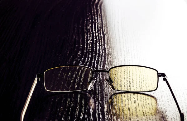 Gafas modernas para proteger los ojos con lentes amarillas —  Fotos de Stock