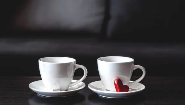 Две белые чашки утреннего кофе на столе — стоковое фото