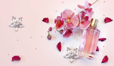 pembe bir arka plan üzerinde kadın parfüm şişe