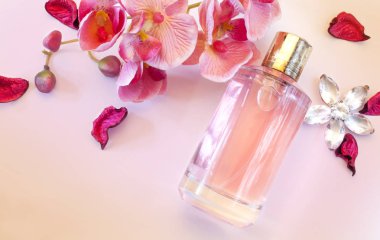 pembe bir arka plan üzerinde kadın parfüm şişe