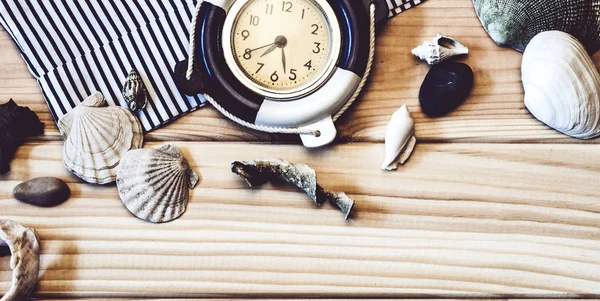 Διακοσμητικό Ρολόι θαλάσσιων στο φόντο των ξύλινες σανίδες — Φωτογραφία Αρχείου