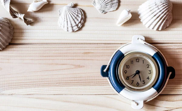 Διακοσμητικό Ρολόι θαλάσσιων στο φόντο των ξύλινες σανίδες — Φωτογραφία Αρχείου