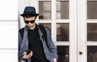 Genç sokakta telefon ile
