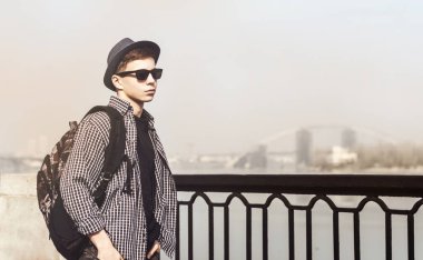 Şehir dolgu üzerinde şık genç adam