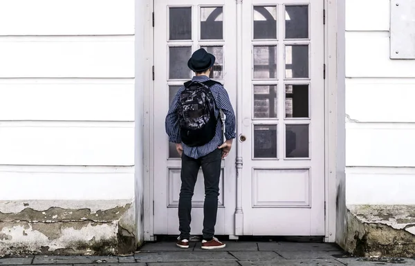 Joven con estilo cerca de las puertas del edificio — Foto de Stock