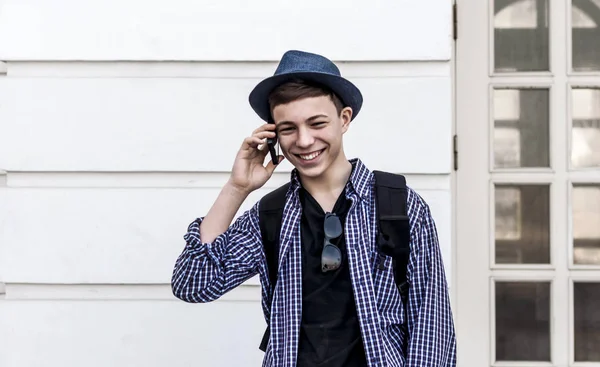 Adolescent avec le téléphone dans la rue — Photo