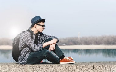 Şehir dolgu üzerinde şık genç adam