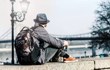 Şehir dolgu üzerinde şık genç adam