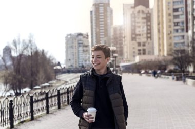 Mutlu genç adam bir şehir sokak üzerinde