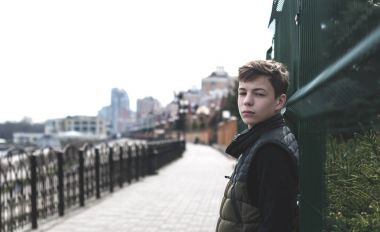 Şehir dolgu üzerinde şık genç adam