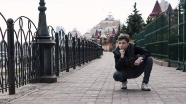 Şehir dolgu üzerinde şık genç adam