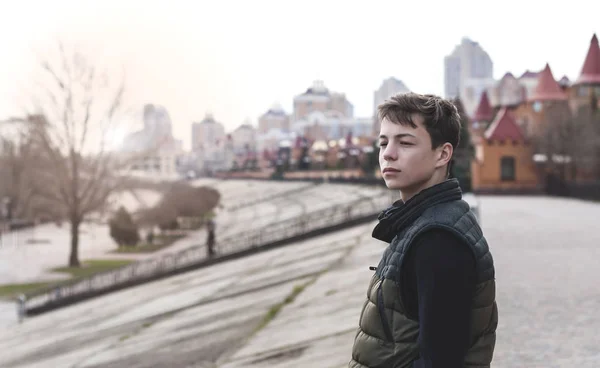 Sad young man standing on a city street — Stock Photo, Image