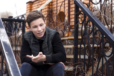 merdivenlerde oturan duygusal genç adam