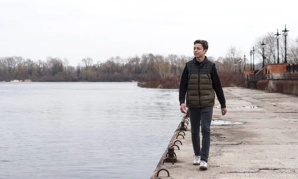 Stylish young man on the city embankment — Stock Photo, Image