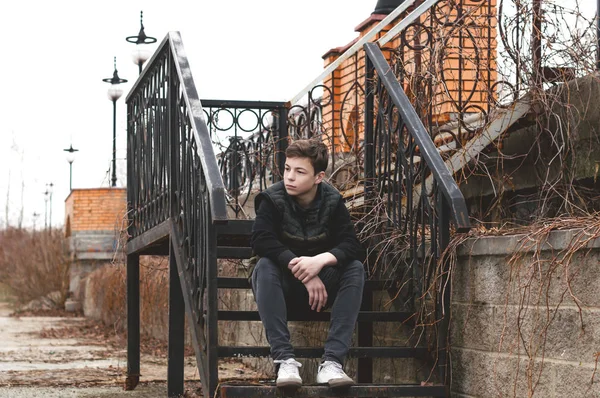 Сумний молодий чоловік сидить на сходах — стокове фото