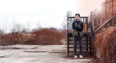 ciddi genç adam ayakta merdivenlerde