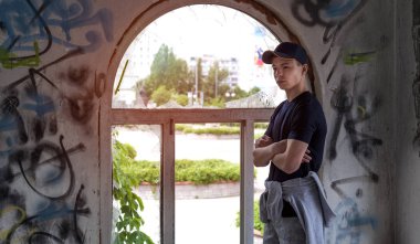  genç adamın eski bir kırık pencere yanında