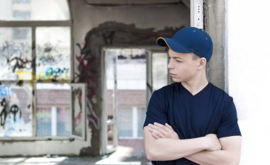  genç adamın eski bir kırık pencere yanında