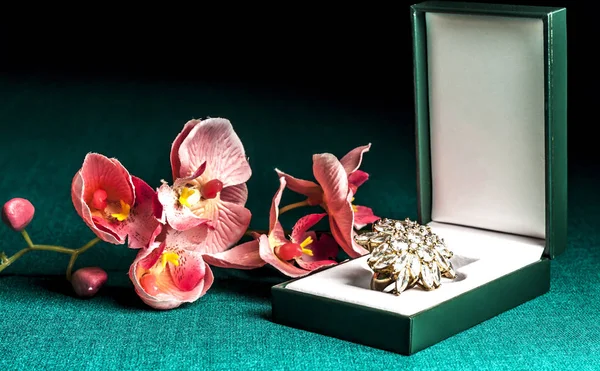Hermosas joyas hechas de oro y piedras preciosas — Foto de Stock