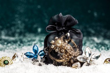 Güzel Takı Altın ve değerli taşlar yapılmış