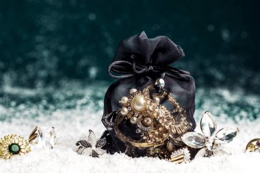 Güzel Takı Altın ve değerli taşlar yapılmış