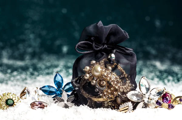 Mooie sieraden gemaakt van goud en edelstenen — Stockfoto