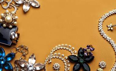 Kadınlar için değerli taşlar ile güzel takı