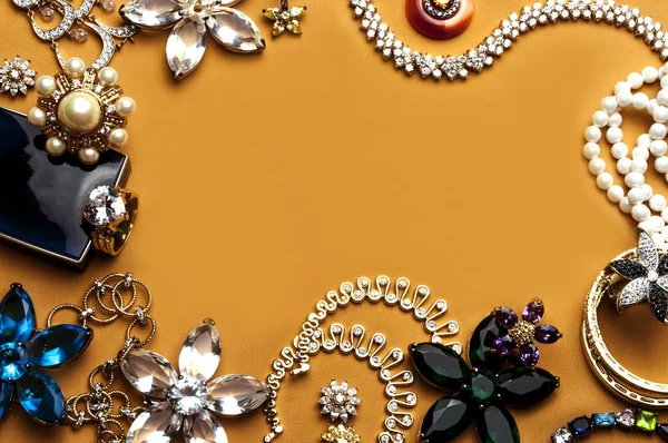 Όμορφα κοσμήματα με πολύτιμους λίθους για τις γυναίκες — Φωτογραφία Αρχείου